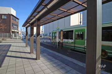 敷地外南側バス停「明治電々前」