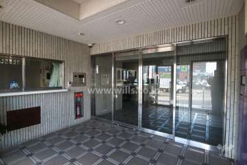 エントランスはオートロック付きです。