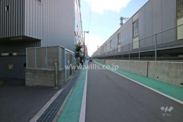 敷地西側の前面道路