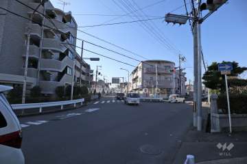 敷地北側の前面道路