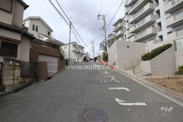 敷地の南側前面道路（東側から）