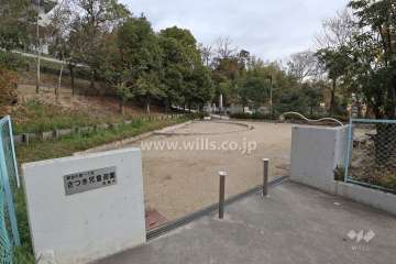 敷地に隣接してさつき児童遊園があります。