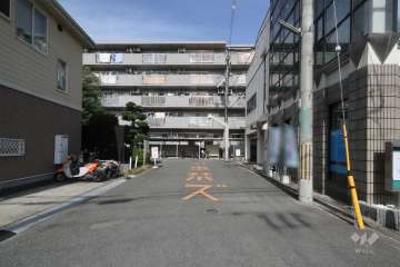 敷地南側の前面道路（南側から）