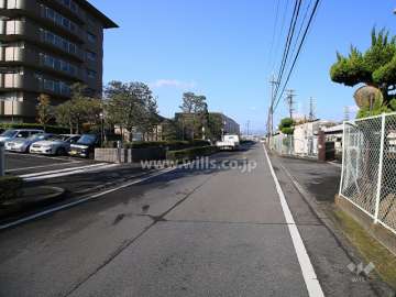敷地北側の前面道路（東側から)