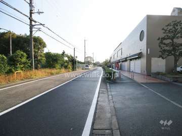 敷地北側の前面道路（西側から)