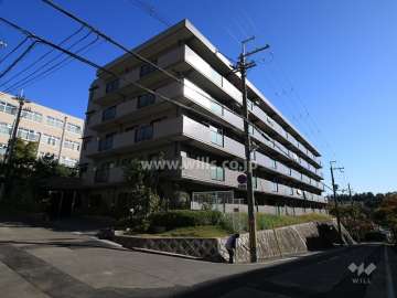 エンゼルハイム高槻松が丘の外観（南西側から）