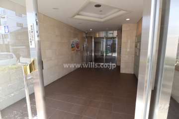 エントランスはオートロック付きです。