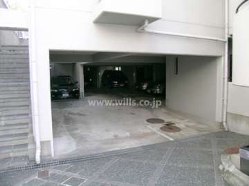 建物1階部分にある敷地内駐車場（平面式）