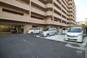 敷地内南東側駐車場（屋内平面式と屋外機械式）