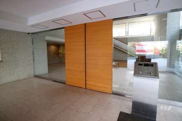 エントランスはオートロック付きです。