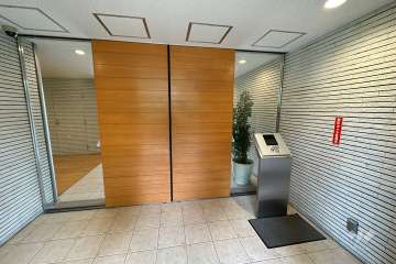 南西側エントランス