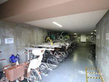 屋内に設けられた駐輪場