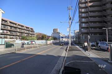 敷地北側の前面道路(西側から)