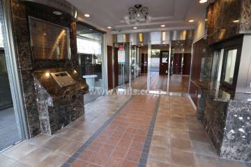 エントランスはオートロック付きです。