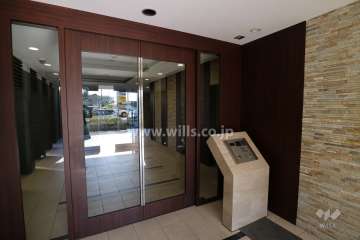 エントランスはオートロック付きです。