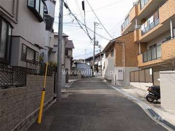 敷地南側の前面道路。周辺は道幅が狭く、入り組んでいますが、静かな住宅地です。