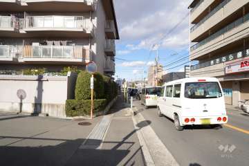 敷地東側の前面道路(南側から)