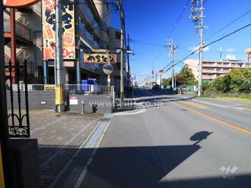 敷地北側の前面道路（東から）