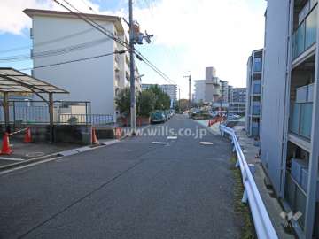 敷地東側の前面道路（北側から）