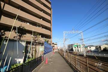 敷地南側の前面道路。南側には「阪急京都線」が通っています。