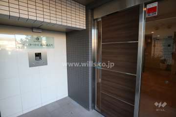 エントランスはオートロック付きです。