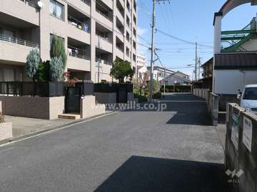 南側前面道路とマンション建物一部