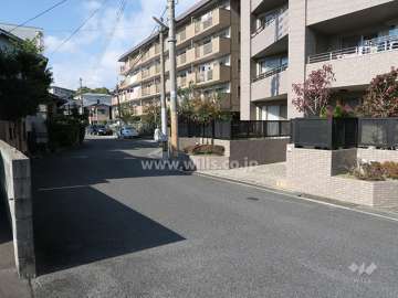 南側前面道路とマンション建物一部