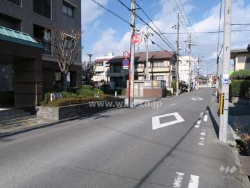 東側前面道路とマンション建物一部