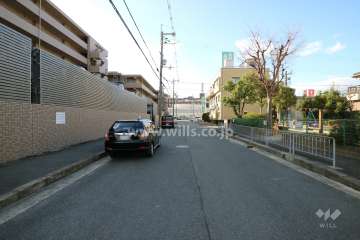 敷地北側の前面道路(東側から)