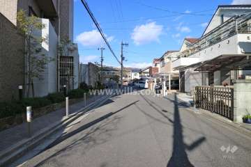 敷地東側の前面道路(南側から)