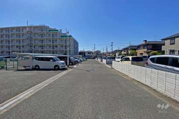 敷地西側の前面道路（北側から）