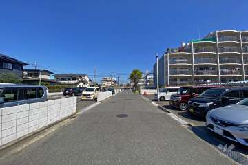 敷地西側の前面道路（南側から）