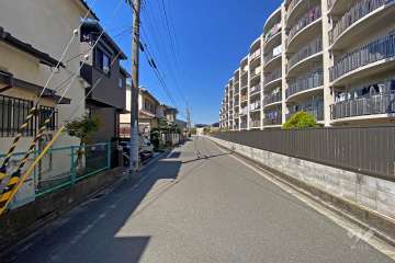 敷地南側の前面道路（東側から）