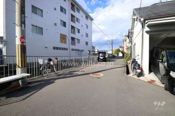 敷地東側の前面道路