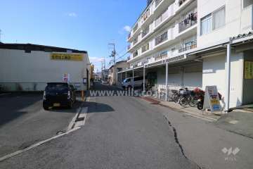 敷地南側の前面道路