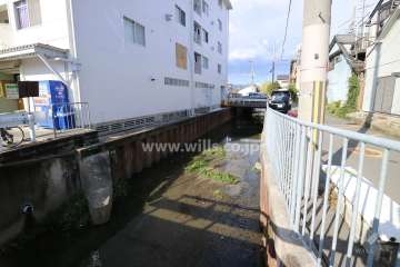 敷地の東側には水路があります。