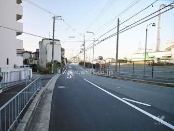 敷地西側の前面道路（北側から）