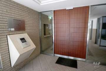 エントランスはオートロック付きです。