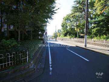 敷地西側の前面道路。バス通りです。
