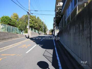 敷地西側の前面道路。バス通りです。