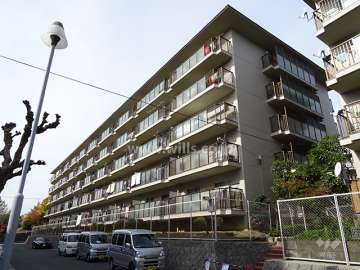 サンハイツ高槻8号館の外観（南東側から）