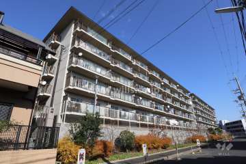 サンハイツ高槻1号館の外観(南西側から)