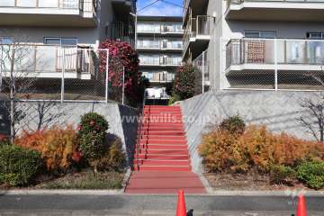 南側前面道路から続くエントランスアプローチ