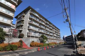 サンハイツ高槻2号館の外観(南西側から)