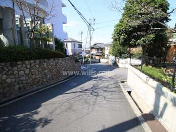 敷地北側の前面道路（東側から）