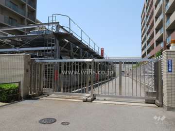 駐車場出入り口（ゲート付き）