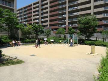 公園内には遊具もあります。