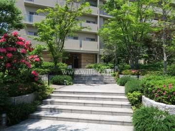 植栽スペースに囲まれたエントランスアプローチ