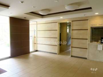 ナチュラルな色や素材を使用したエントランスホール