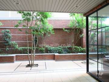 エントランスホール横にはポケットパークがあります。